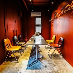 特別な個室空間で6~18名様まで宴会できます!こちらの特別なお席の予約はお電話でもお受けします。4500円か5500円か2700円のセルフ飲み放題のコースのみのご利用となります。