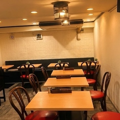 【友人や家族と過ごす特別な時間】フュージョンダイニング池袋は、アジアン料理を楽しむための理想的な空間です！♪テーブル席は、ゆったりとした配置で、リラックスした雰囲気を提供します。各種メニューが取り揃えてあり、シェフのこだわりが詰まった料理をお楽しみいただけます☆