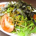 【お肉も魚介もお野菜も】お子様も喜ぶウインナー盛り合わせやおすすめホルモン、新鮮なお造り三種盛りに帆立バターなど海鮮も充実。焼き野菜やサラダも揃い、栄養バランス良く楽しめる、ご家族やお仲間皆様で美味しく過ごせるお店です。