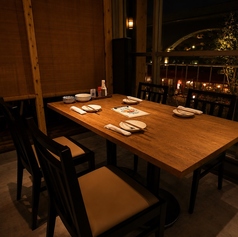 普段使いから会社帰りの飲み会、観光のお食事まで幅広く利用できる4名テーブル席。木の温もりを感じる落ち着いた空間で、ゆっくりと創作料理やお酒をご堪能ください。