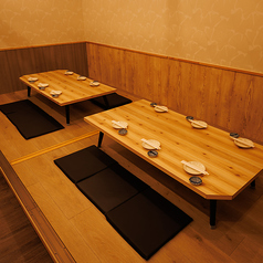 【9～12名様向け】落ち着いた色合いの壁に囲まれ、料理とお酒を囲みながらゆったりとした時間を楽しめます。会社の宴会はもちろん、友人との飲み会、ご家族でのお食事にもぴったりのお座敷個室です。