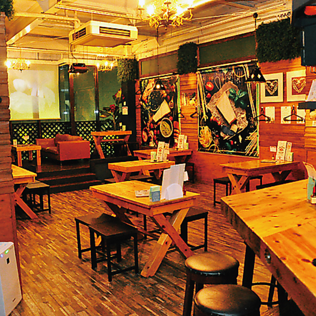 店内はソファ席、テーブル席、カウンター席とお好きなお席をご利用ください。