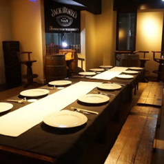 宴会や特別な集まりに最適な個室です。広々とした空間は、大人数でも快適にご利用いただけます。友人などとの宴会やイベントなど、さまざまなシーンに対応しています。