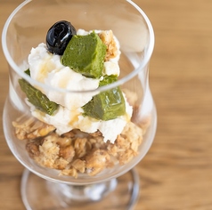 いちごと抹茶のウェルネスパフェ