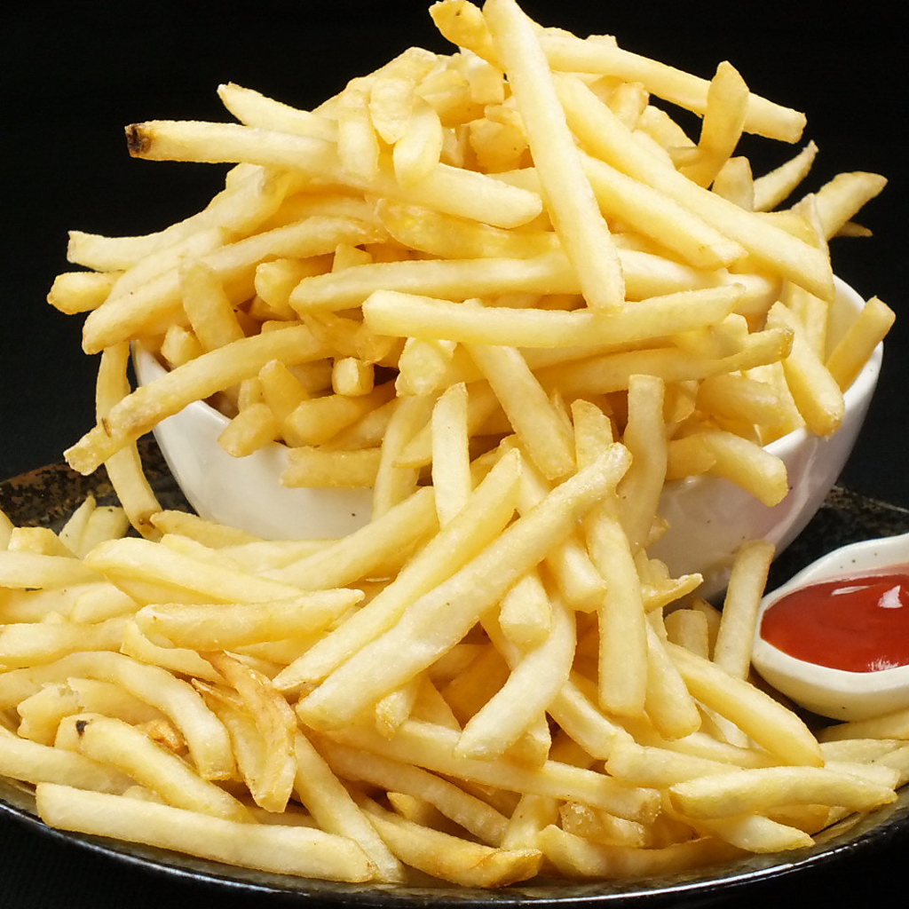 ジャンクフードもおまかせ☆当店名物のメガ盛りポテトフライは是非みんなでシェアしてほしい一品です