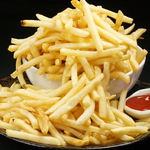 ジャンクフードもおまかせ☆当店名物のメガ盛りポテトフライは是非みんなでシェアしてほしい一品です