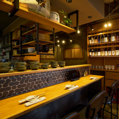 オープンキッチンのカウンター席はライブ感もあり、ゆったりごくつろぎいただけます。お一人様からお気軽にご利用いただけるお席です。