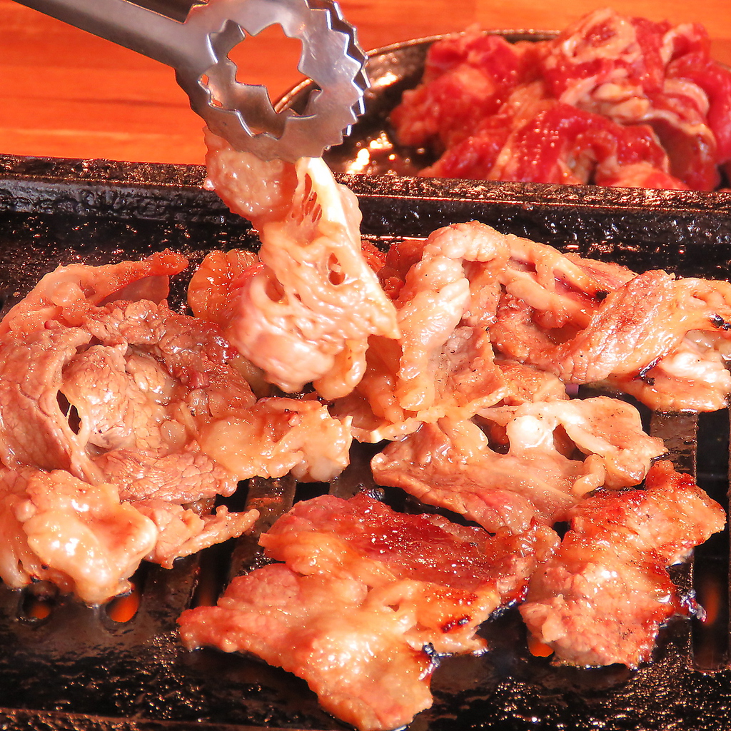 定番牛肉カルビも特製ソースでここだけの味わい♪一度食べたらやみつき間違いなし☆