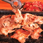 定番牛肉カルビも特製ソースでここだけの味わい♪一度食べたらやみつき間違いなし☆