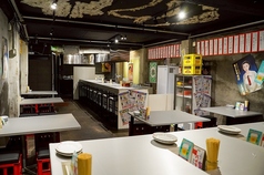 ご家族やご友人との食事にぴったりの4名様用テーブル席を4卓ご用意しています。ゆったりとした空間で、周りを気にせず会話を弾ませながら、くつろぎのひとときをお過ごしいただけます。