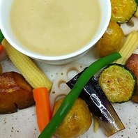 新鮮な地元野菜をバーニャカウダで！揚げパンも◎