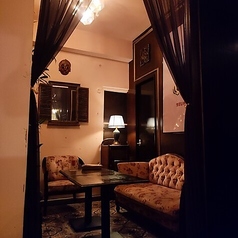 柔らかなソファに身を委ねて、贅沢な時間を過ごせる心地よい空間です。プライベート感があり、デートや特別な集まりにぴったりです。ゆったりとした座り心地で、長時間でもリラックスして過ごせます。お友達や愛する人との会話を楽しみながら、上質な料理やドリンクを味わうことができます。