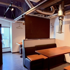 テーブル席は2人からの少人数宴会も、10人単位の中宴会にも★使い勝手抜群です！少人数のグループに人気の「お得・満足・贅沢【2人前から3人前】セットの焼肉・ホルモン盛り合わせ」3280円3880円4880【税込】とお得な値段でご提供◎厳選した上質な肉をリーズナブルに七輪を使い、炭火でじっくり焼こう！