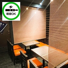 3階は喫煙も利用可能な、愛煙家に優しいテーブルフロア。オレンジの座面が映えるモダンな内装で、仕切りによりプライバシーも確保されており、宴会後の二次会や気心の知れた友人との飲みに最適です。