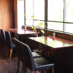 夜景を見ながらゆったりと!カップルに人気な2人テーブル