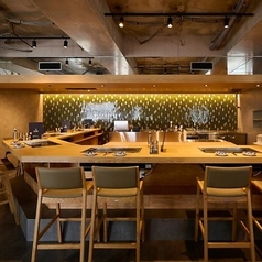 【お一人様から歓迎】カウンター席は気軽に立ち寄れる雰囲気♪大切な人とのデートでの利用や、親しい友人などとのご来店もおすすめです。自然と会話も弾みます。