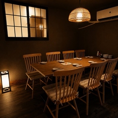 8名様までご利用いただける広々としたテーブル席。会社の飲み会やご家族のお集まり、少人数宴会にも最適です。みんなで料理を囲みながら、ゆったりとした時間をお過ごしください。