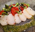 料理メニュー写真 北海道産ホタテのカルパッチョ　バジルソース
