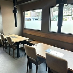 こちらのテーブル席には、焼肉グリルが備えられ、お好みの肉や野菜を自由に焼いてお楽しみいただけます◎
