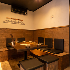 広々としたテーブル席を7人掛けで2つご用意しております。ご家族や友人とのお食事に最適な空間で、落ち着いた雰囲気の中、ゆったりとお食事を楽しんでいただけます。心地よい時間を過ごしながら、特別なひとときをお楽しみください。