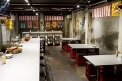 落ち着いた雰囲気で食事を楽しみたい方には、2名様用テーブル席が1卓ございます。大切な方との語らいや、ちょっとした食事会など、プライベートな時間をお過ごしいただくのに最適です。