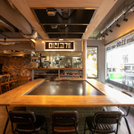 開放的な店内に設置されたビリヤード台ほど大きな鉄板で焼き上げる料理は絶品です♪