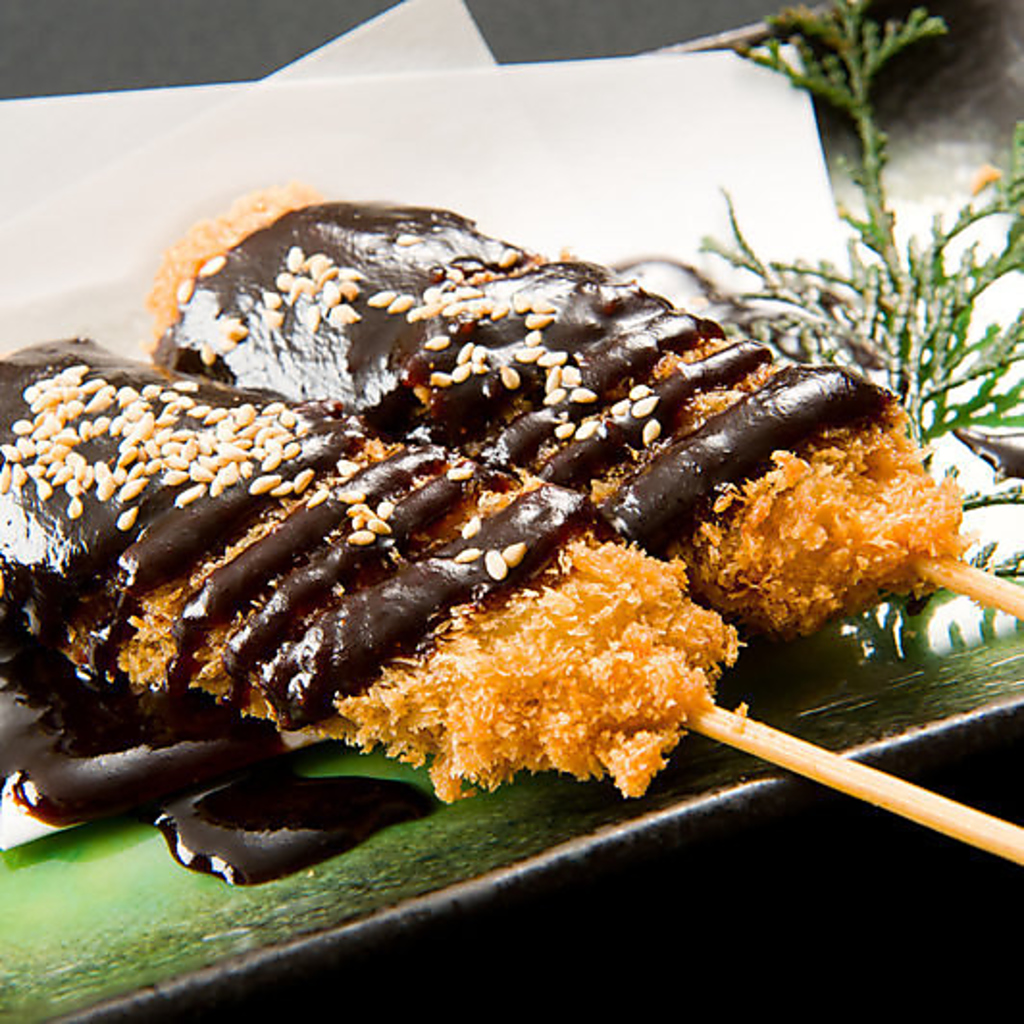 濃い目の八丁味噌がお酒と相性抜群の《八丁味噌串カツ》や《牛すじどて煮》など自慢の名古屋めし充実