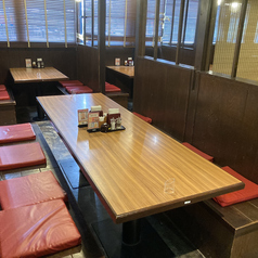 真ん中で区切って4名席が二つ。無くすと最大8名様まで可能なテーブル席です。