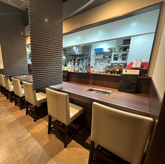 おひとり様でもゆっくりとお過ごしいただける仕切りのあるカウンター席です。