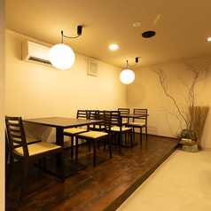 2名様から最大6名様まで、計11席ご用意している使いやすいテーブル席。ご家族やご友人とのカジュアルな食事シーンにぴったりです。広々とした韓国和モダンの雰囲気の内観の中で、当店自慢の料理やドリンクを気軽に楽しめます。お子様連れのお客様や幅広いシーンに対応可能で、楽しいひとときをお過ごしいただけます。