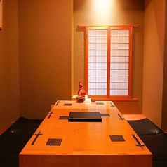 扉と壁に囲まれた完全プライベート空間の掘りごたつ個室です◎。最大6名様までご利用いただけるため、少人数でのご宴会や、お仕事帰りの飲み会、ご友人との会食に最適です♪足を伸ばしてリラックスしながら、旬の味覚を心ゆくまでお楽しみいただけます。落ち着いた雰囲気の中で、会話も弾むこと間違いなしです。