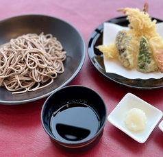 定番の和食は、お蕎麦と天麩羅のセット