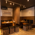 当店には、6人掛けのテーブル席が1つございます。女子会やご友人とのお食事など、楽しいひとときをお過ごしいただけるスペースです。ゆったりとした雰囲気の中で、美味しい料理を楽しみながら、特別な時間をお過ごしください。
