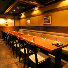 ゆったりくつろげるテーブル席。親しい仲間とのお集まりに◎