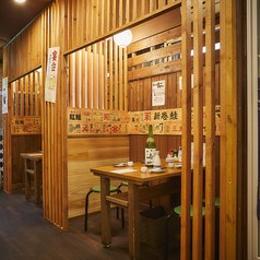 大衆感満載♪広々とした席でゆったりくつろげます！団体利用にも最適な長テーブル席は、歓送迎会など、みんなでわいわい楽しむ宴会シーンにぴったり。大人数でも気兼ねなく楽しめる、開放感のあるお席が人気です。