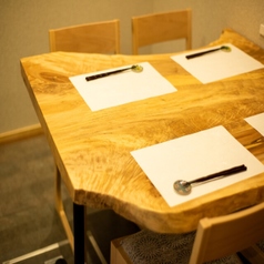 木の温もり溢れるテーブル席。自然の木目をそのまま活かした一枚板のテーブルが、和の雰囲気を演出し落ち着いた空間でのお食事をお約束します。ご友人やご家族とゆったりと会話を楽しみながらお料理を召し上がりたい方におすすめのお席です◎