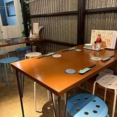 木の温もり感じる落ち着きテーブル席