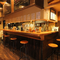 【焼肉】少人数に最適なカウンター席は常連様に大人気のお席です！カウンター越しにスタッフとの会話を楽しみながら、目の前で焼き上がるお肉を味わうのも醍醐味の一つ◎活気溢れる店内で、美味しい料理と共に楽しい時間をお過ごしください。お仕事帰りのサク飲みや、デートでの利用にもおすすめしたい特等席です♪