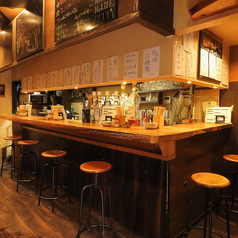 【焼肉】少人数に最適なカウンター席は常連様に大人気のお席です！カウンター越しにスタッフとの会話を楽しみながら、目の前で焼き上がるお肉を味わうのも醍醐味の一つ◎活気溢れる店内で、美味しい料理と共に楽しい時間をお過ごしください。お仕事帰りのサク飲みや、デートでの利用にもおすすめしたい特等席です♪