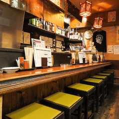 【焼き鳥】お一人様でも気兼ねなく過ごせるカウンターをご用意しております。職人が一本ずつ丁寧に焼き上げる様子を間近に眺めながら、焼きたての串とお酒をゆっくりとご堪能いただけます♪仕事帰りの一杯や、自分へのご褒美に美味しい焼き鳥を味わいたい時に最適◎落ち着いた空間で、心地よいひとときをどうぞ。