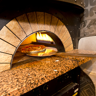 ワイン×自家製の窯焼きピザ◎