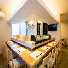 職人の技を間近で楽しむカウンター席。店内の特等席であるカウンター席は、熟練の職人が鮨を握るライブ感を間近で体感できます。ネタケースに並ぶ新鮮な食材を眺めながら、板前との会話も楽しめ特別なひとときをお過ごしいただけます♪