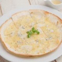 ４種のチーズのトルティーヤピザ