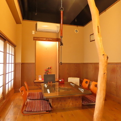 情緒のあるゆったりとしたお座敷個室は4名様～最大30名様まで収容可能となっております！貸切宴会の場合は、店舗にお気軽にご連絡ください。※ご予約時のお席の配席は、人数等により変更となる可能性（お写真と異なるお席の可能性）がございます、ご了承下さいませ。