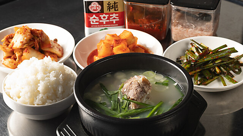 韓国食堂のような空間で、本場プサンの豚クッパや一品料理をお酒とともに満喫！