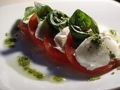 料理メニュー写真 トマトと生モッツァレラのカブリ風サラダ　バジルソース