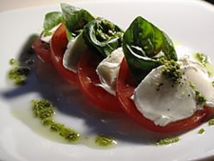 トマトと生モッツァレラのカブリ風サラダ　バジルソース