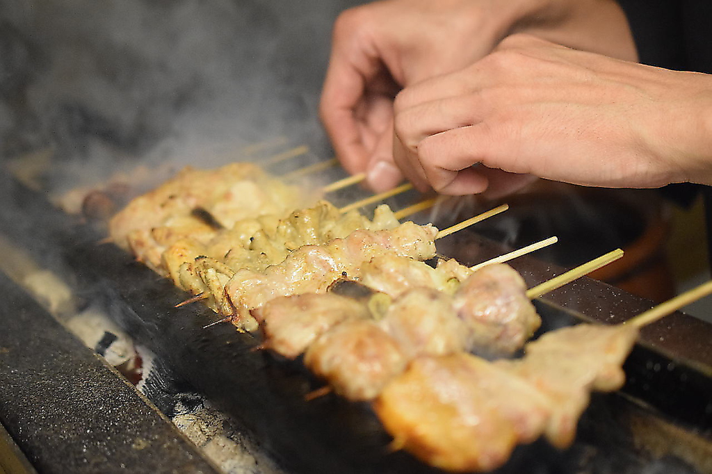 【自慢の串焼き・鳥料理】備長炭で焼き上げた信玄鳥の串焼きは、定番から創作まで約20種類の品揃え。