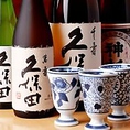 当店では食事に合う厳選した日本酒を多数取り揃えております。その他にも焼酎、ビール・ワイン・ソフトドリンク類も充実しています！旬の素材を活かした料理と共に日本酒・焼酎をはじめとするドリンクもご堪能下さい。