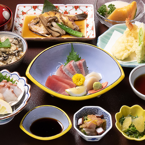 国道11号沿いのオレンジ看板が目印♪和食も洋食も愉しめる《お食事処つるや》へぜひ！